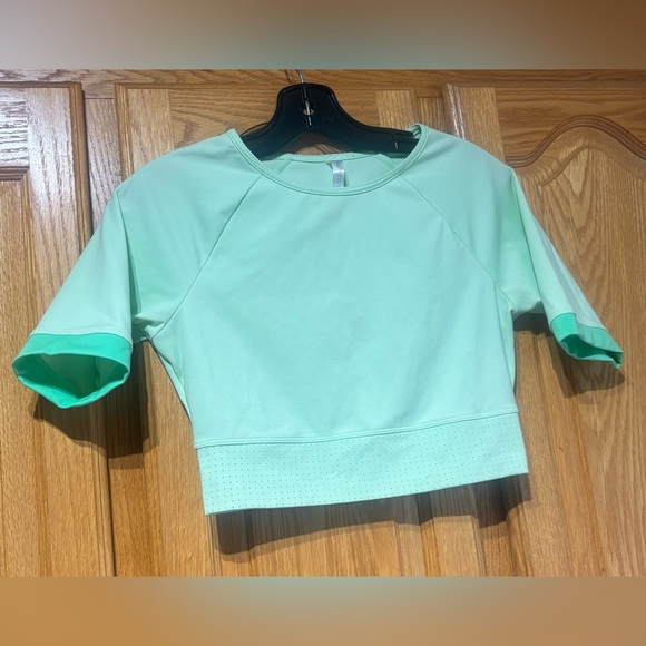 Fabletics Avah Color Block Cut Off Sleeve Crop Top Green Medium - Picture 3 of 7